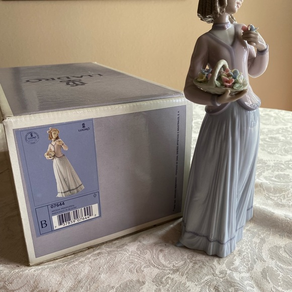 RETIRED 1996 ‘INNOCENCE IN BLOOM LLADRO’ PORCELAIN FIGURINE-Item# 01007644 - Picture 8 of 9